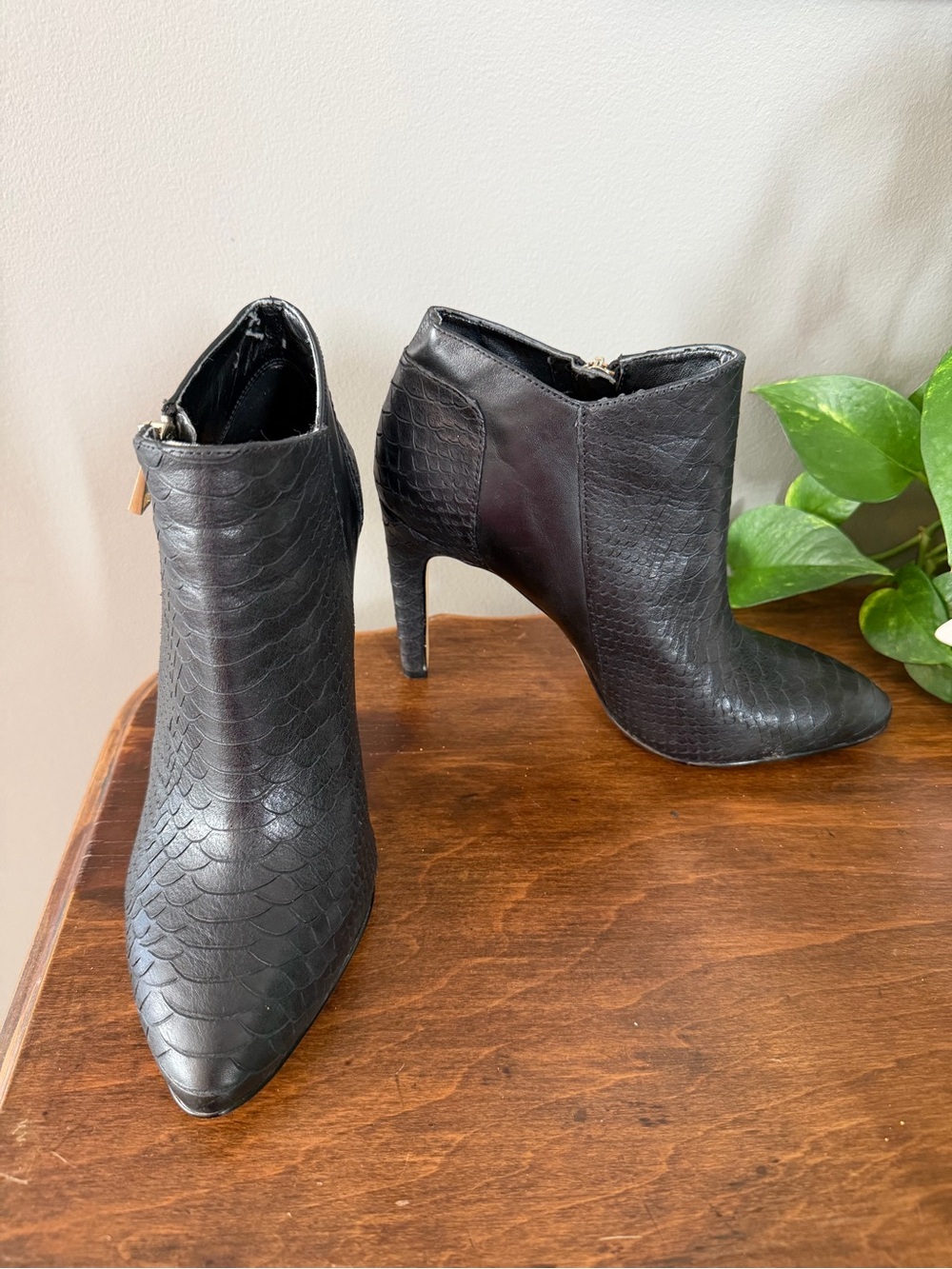 Ann Taylor Black Snake Textured Pointed-Toe Ankle Booties. Size 7M